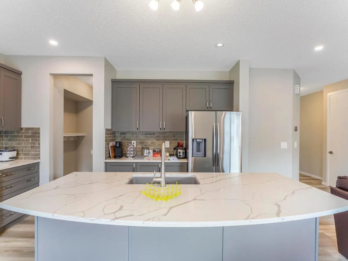 A Cozy 3 Bedroom New House With 2 Living Rooms Edmonton Apartment
