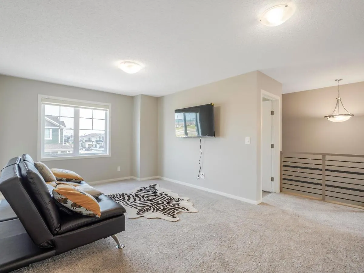 A Cozy 3 Bedroom New House With 2 Living Rooms Edmonton Apartment