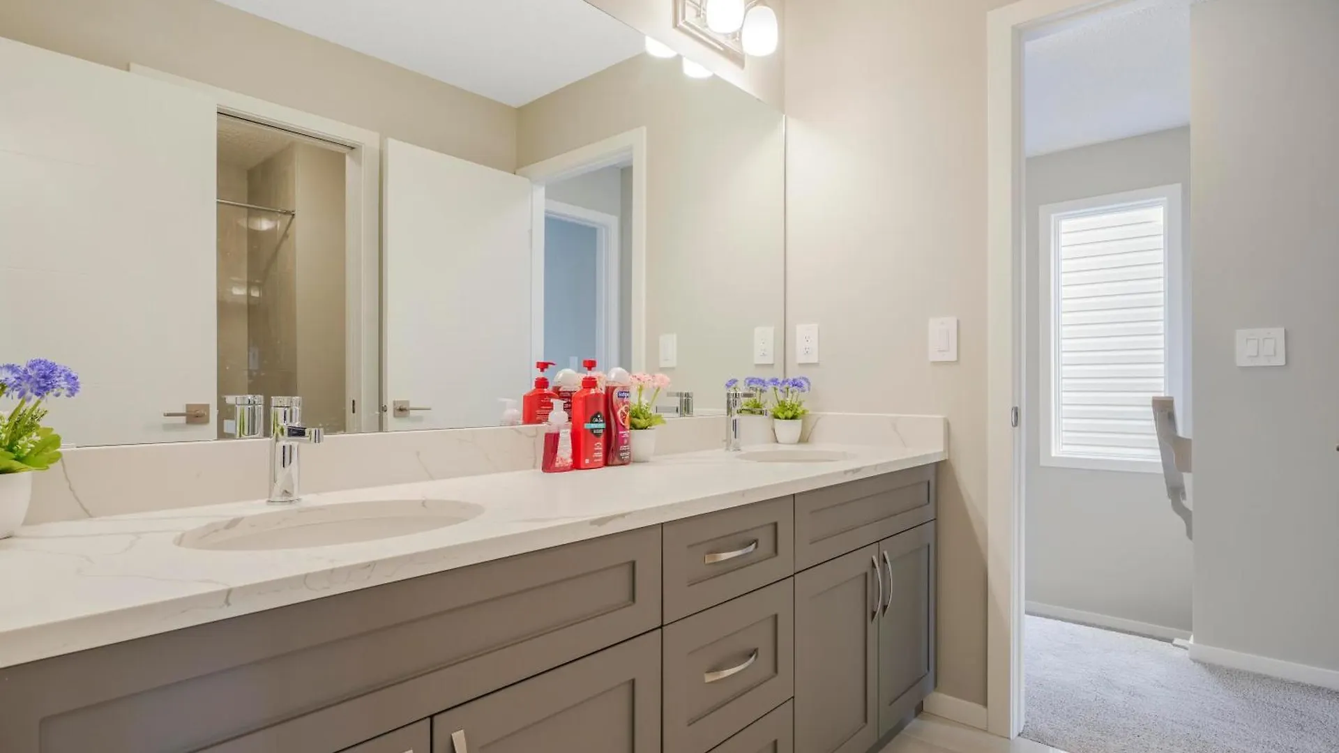 A Cozy 3 Bedroom New House With 2 Living Rooms Edmonton