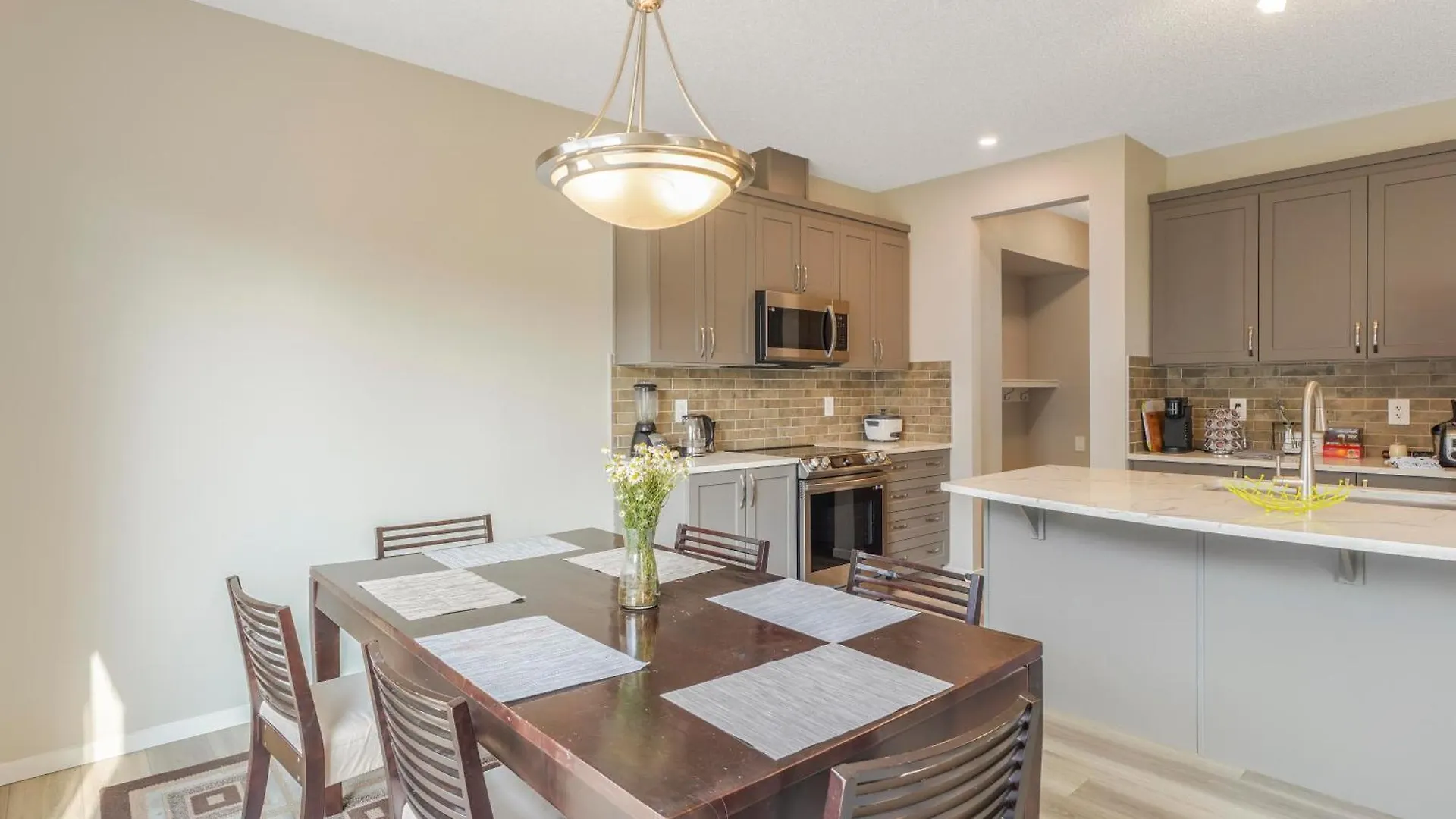 Apartment A Cozy 3 Bedroom New House With 2 Living Rooms Edmonton