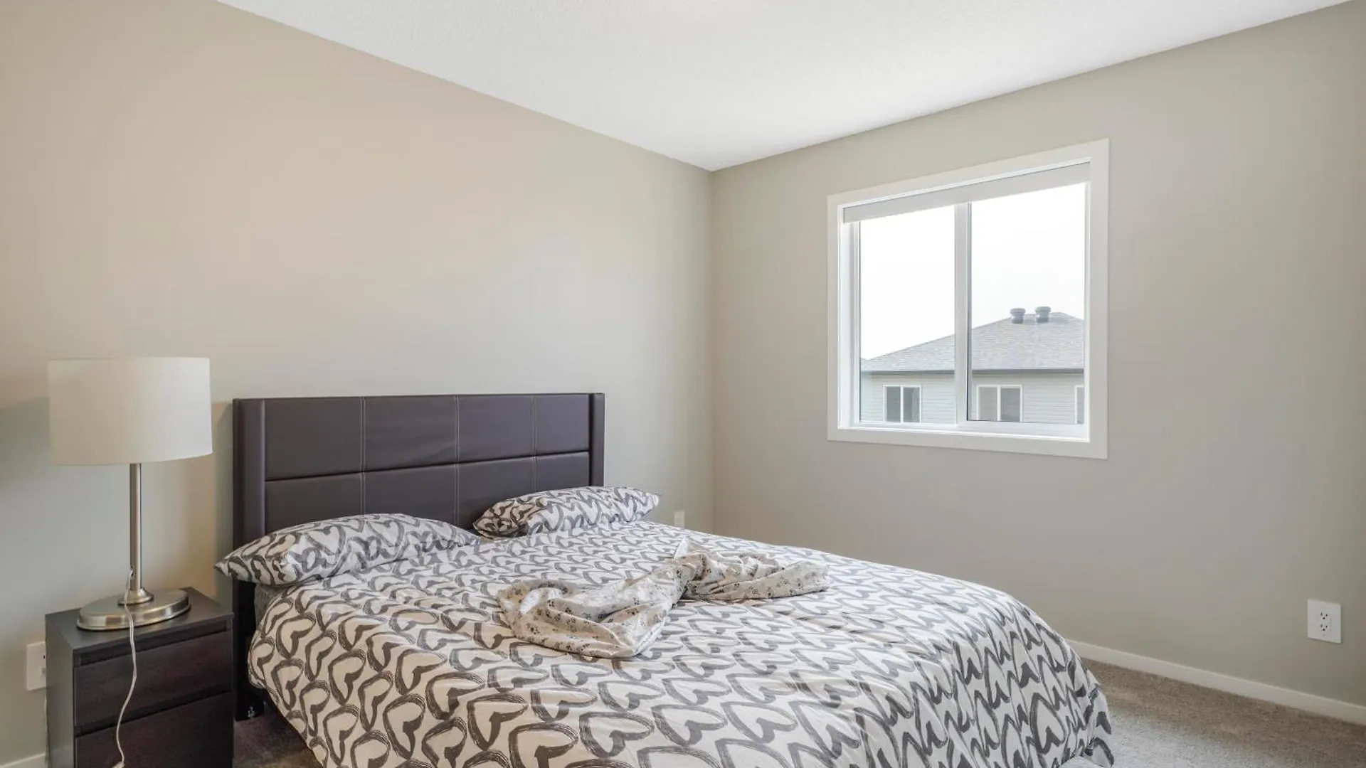 Apartment A Cozy 3 Bedroom New House With 2 Living Rooms Edmonton