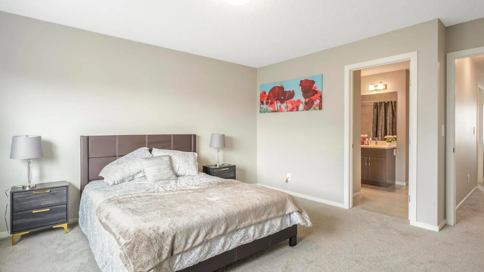 A Cozy 3 Bedroom New House With 2 Living Rooms Edmonton Canada