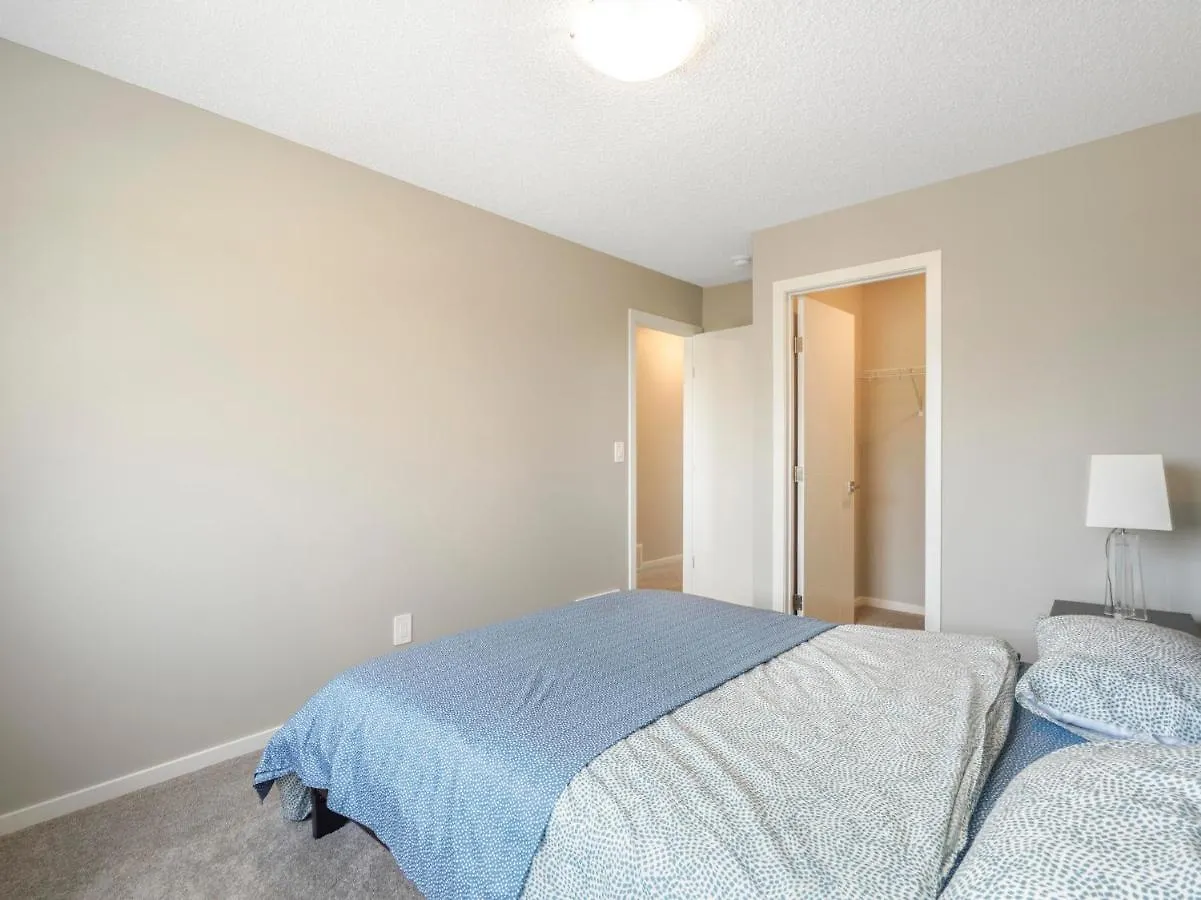 A Cozy 3 Bedroom New House With 2 Living Rooms Edmonton