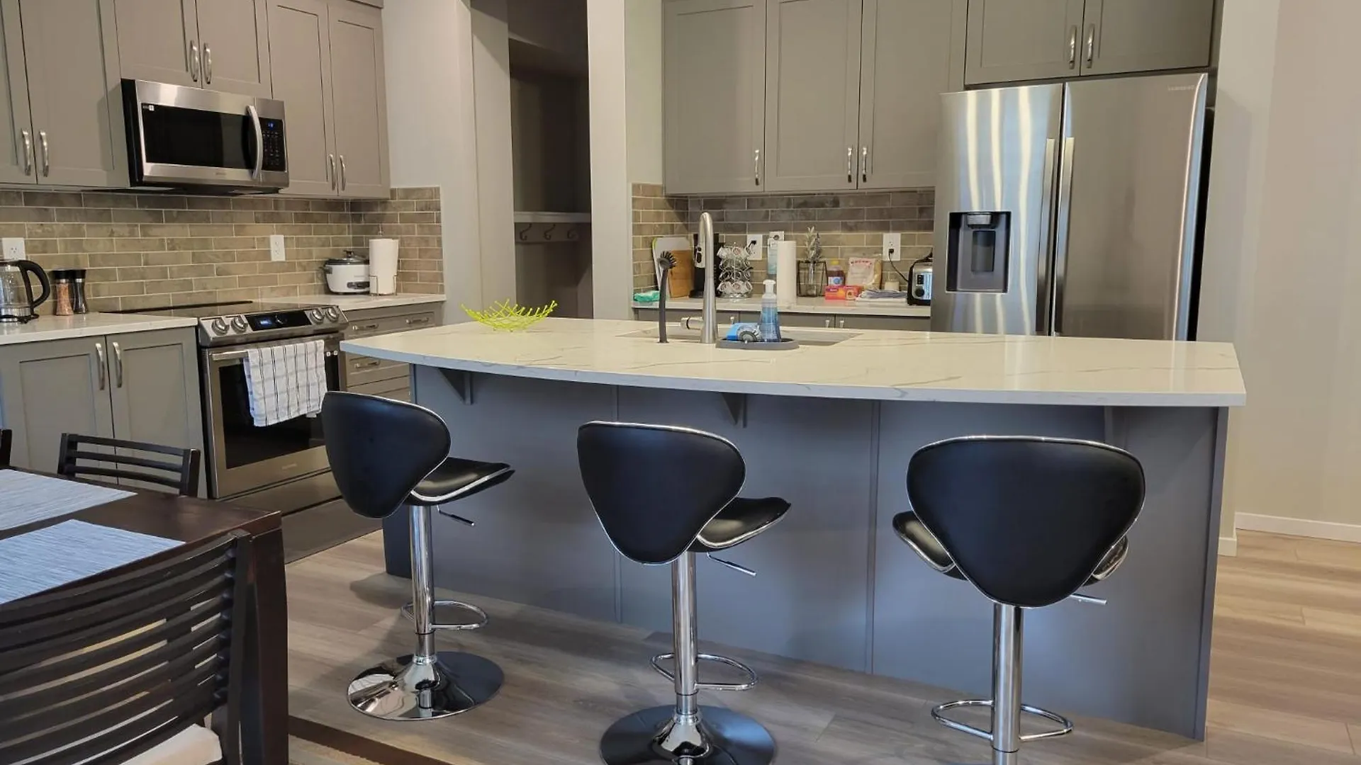 A Cozy 3 Bedroom New House With 2 Living Rooms Edmonton Apartmán