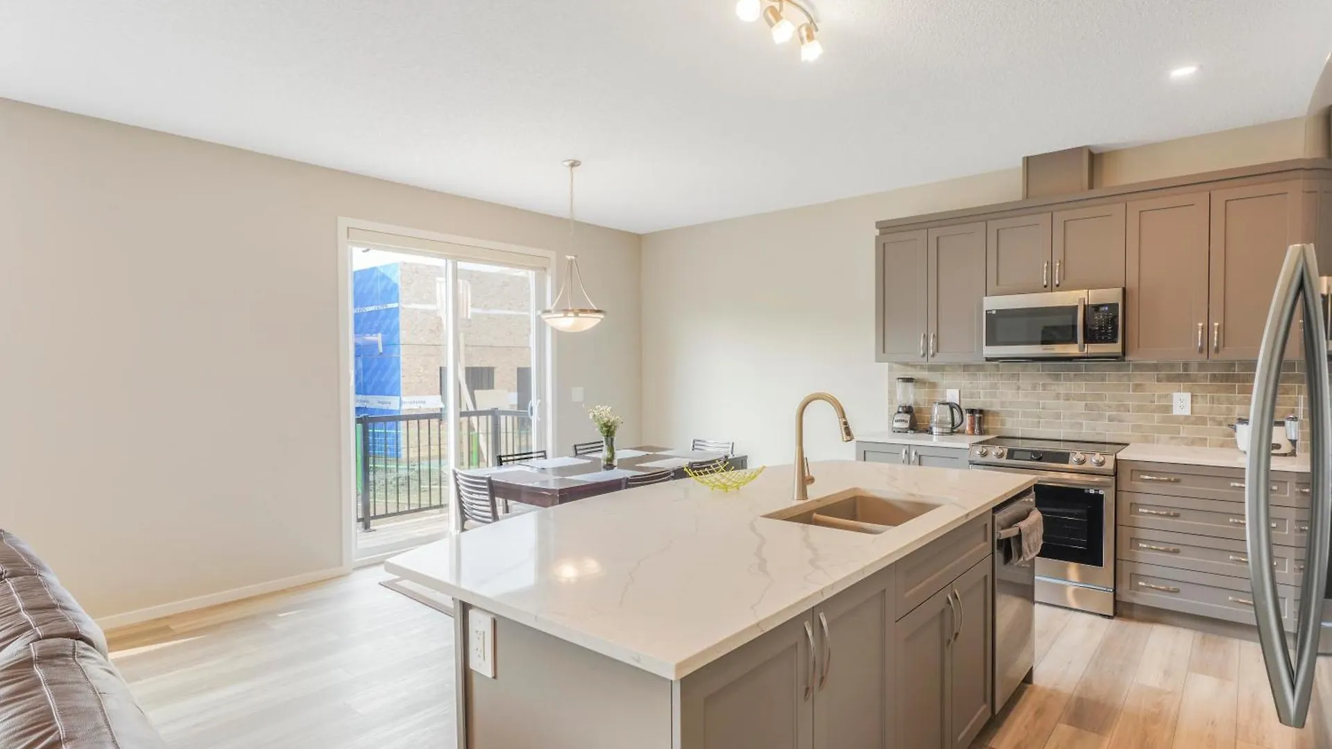 A Cozy 3 Bedroom New House With 2 Living Rooms Edmonton