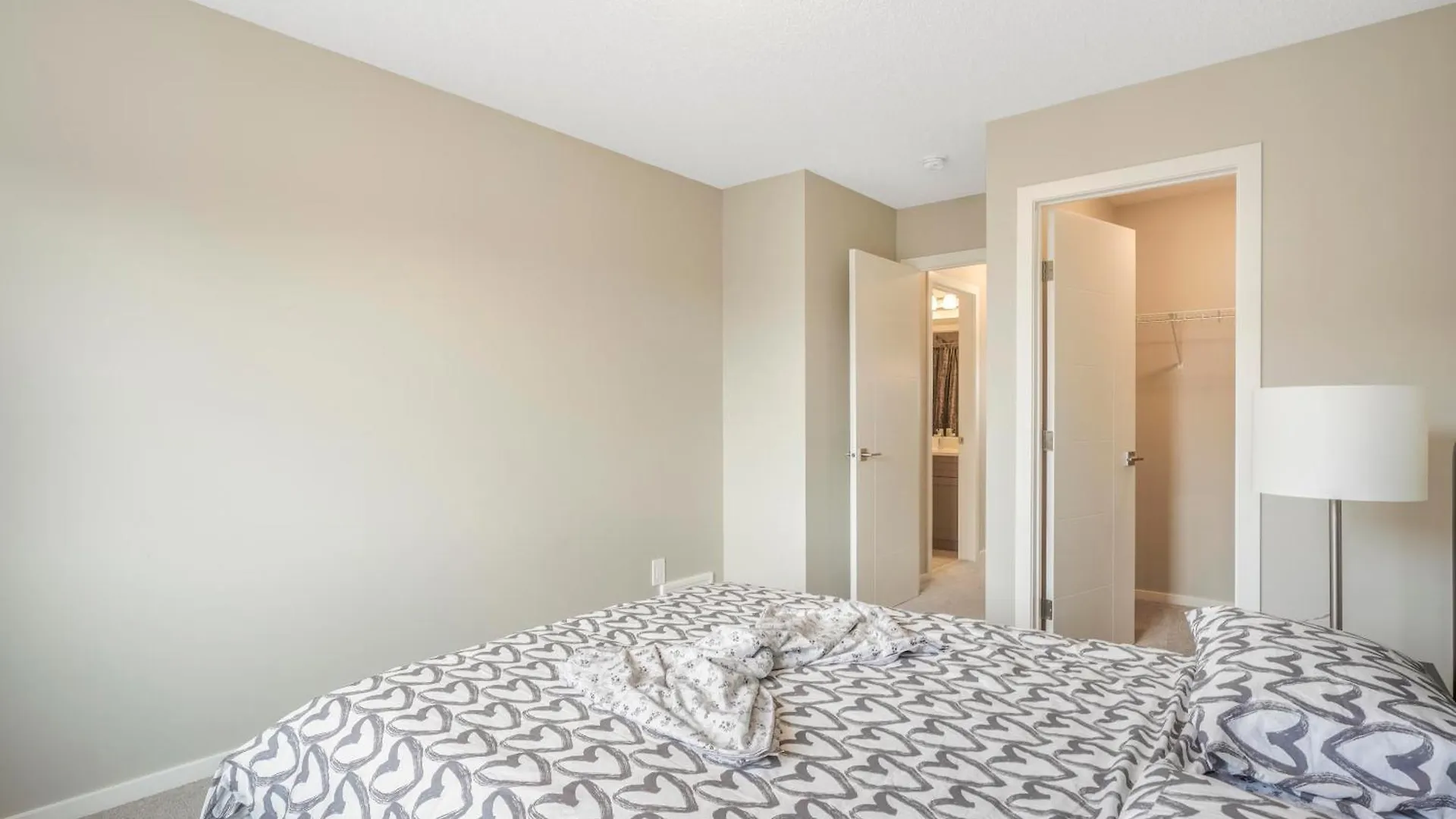 A Cozy 3 Bedroom New House With 2 Living Rooms Edmonton Canada