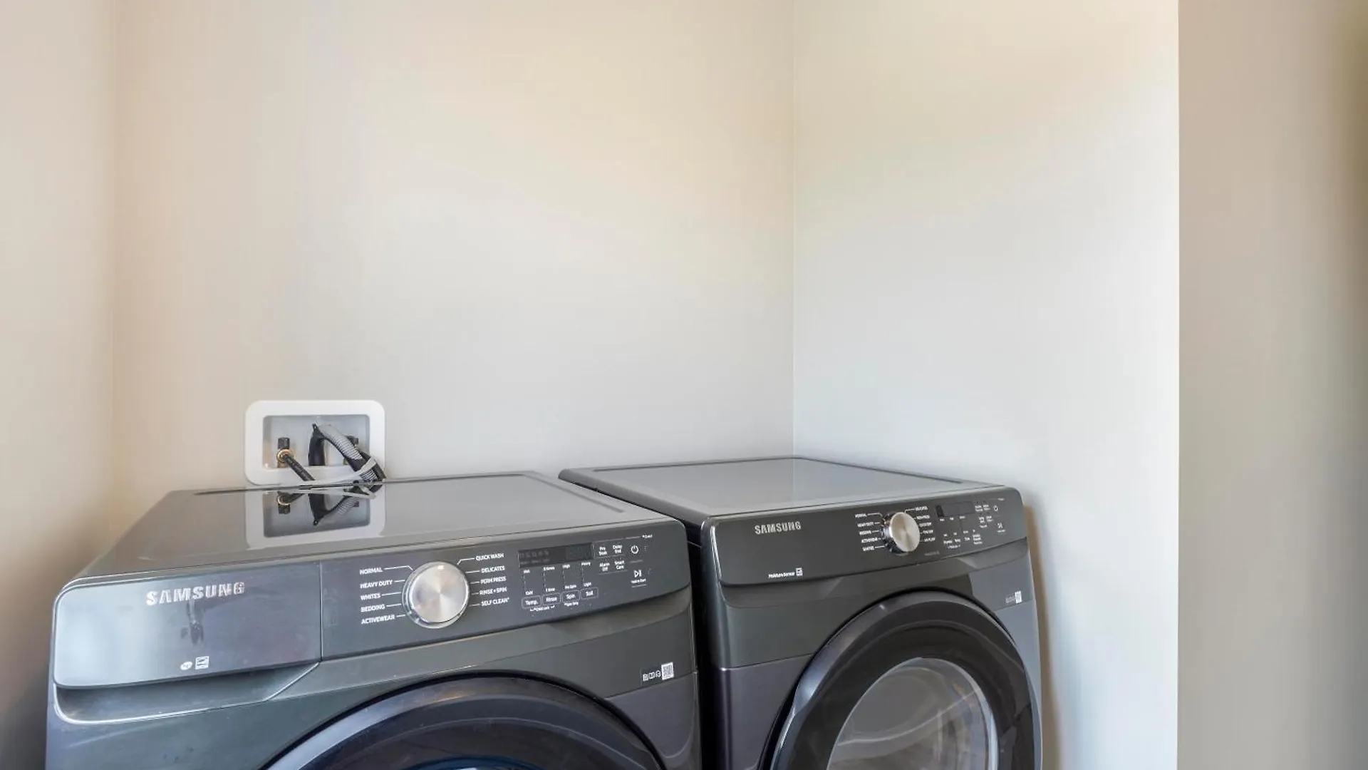 A Cozy 3 Bedroom New House With 2 Living Rooms Edmonton 0*,  Canada