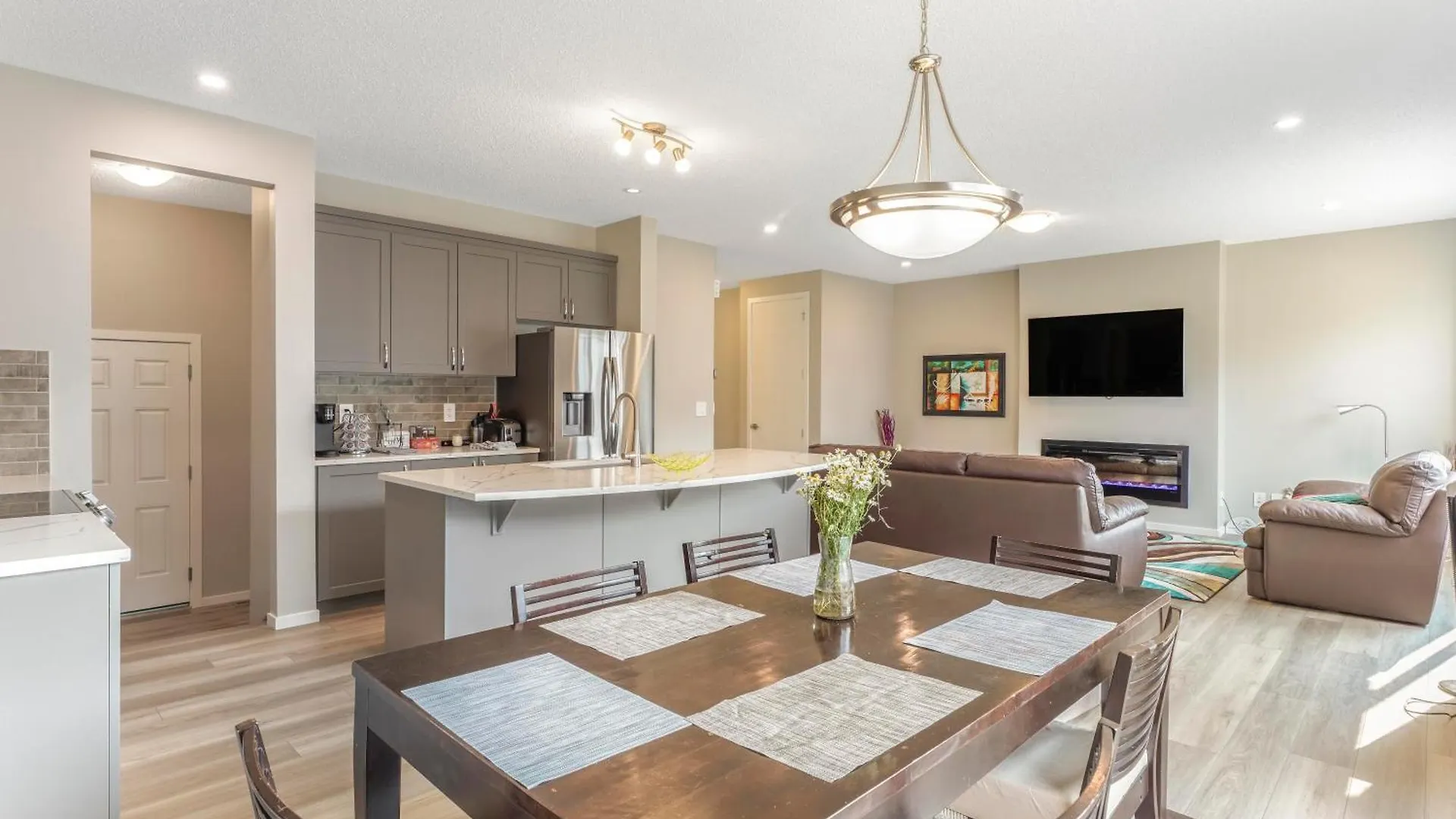 A Cozy 3 Bedroom New House With 2 Living Rooms Edmonton 0*,